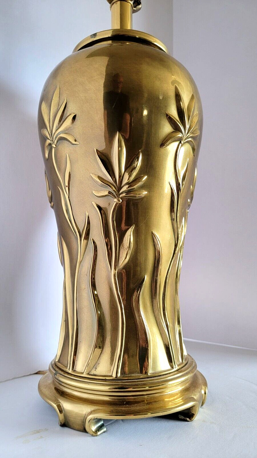 Vtg Mid Century ETHAN ALLEN Solid Brass Bas en Relief Abstract Floral Table Lamp
