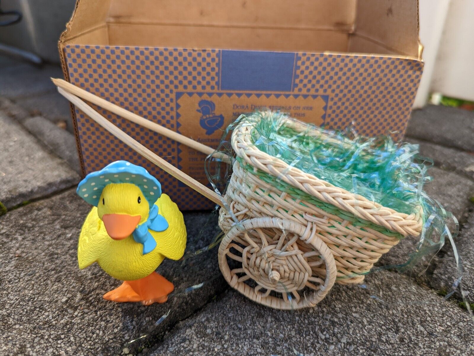 Vintage AVON Dora Duck\'s Easter Delights Edible Expressions Duck & Cart NEW