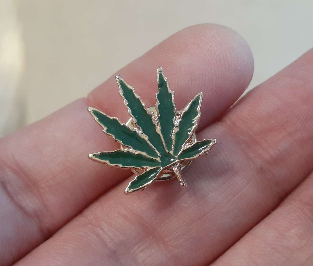 WEED LEAF ENAMEL PIN metal cannabis marijuana hemp 420 hat bag lapel pinback