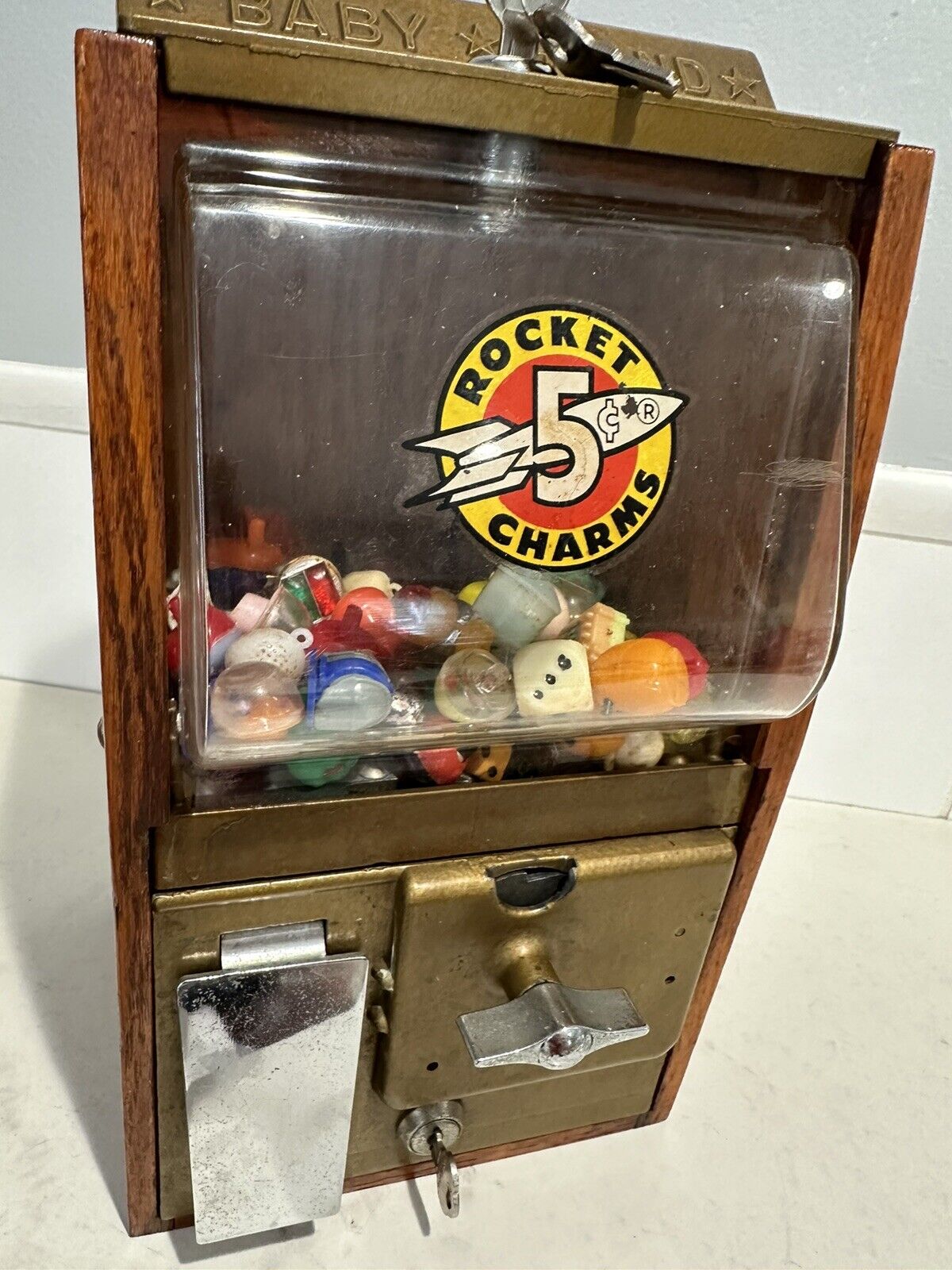 Victor Baby Grand 5 Cent Oak Charms/Gumball Vending Machine Plus Over 60 Charms