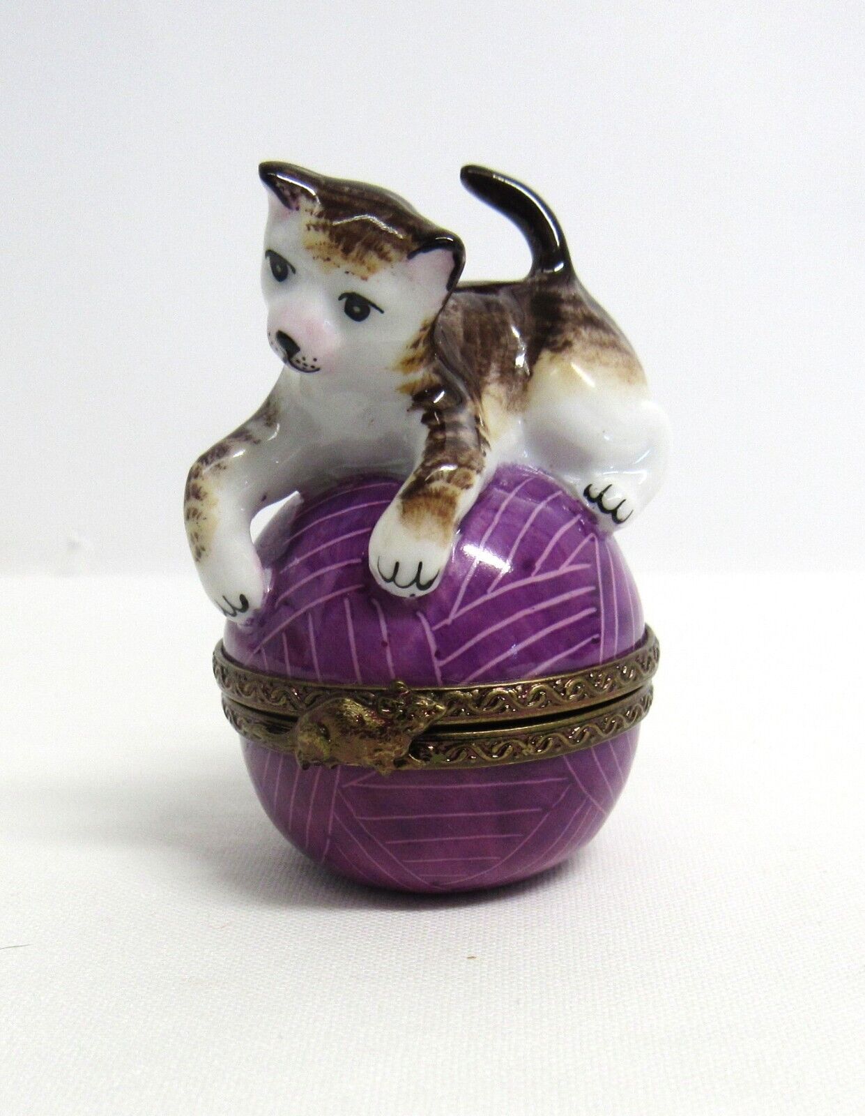 Limoges Trinket Box Kitten Cat on Ball of Yarn - Peint Main, Hand Painted - EUC