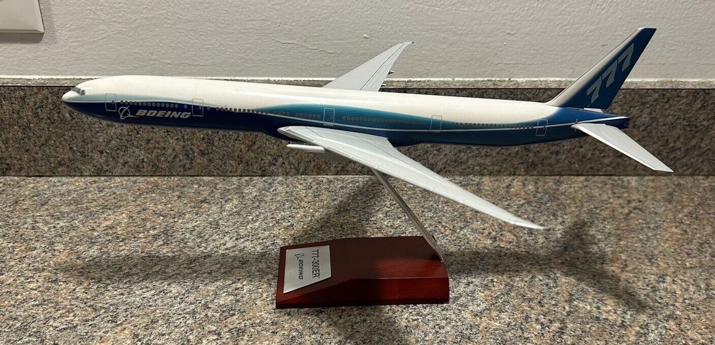 BOEING 777-300ER 777 SCALE 1:400 W/ STAND DISPLAY AIRLINER- NICE