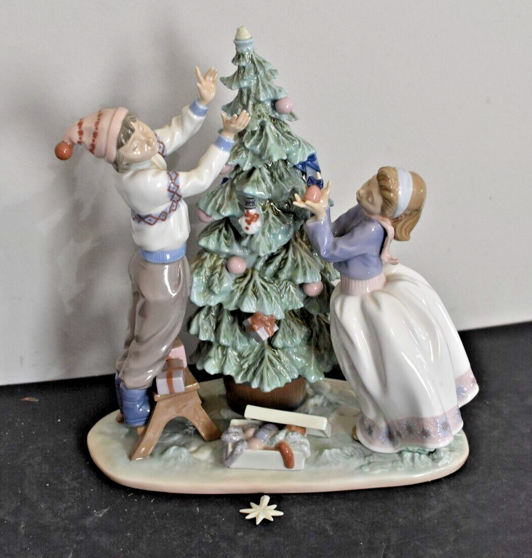 lladro - Trimming the Tree #5897 (Star Needs To Be Reglued, Otherwise Great)