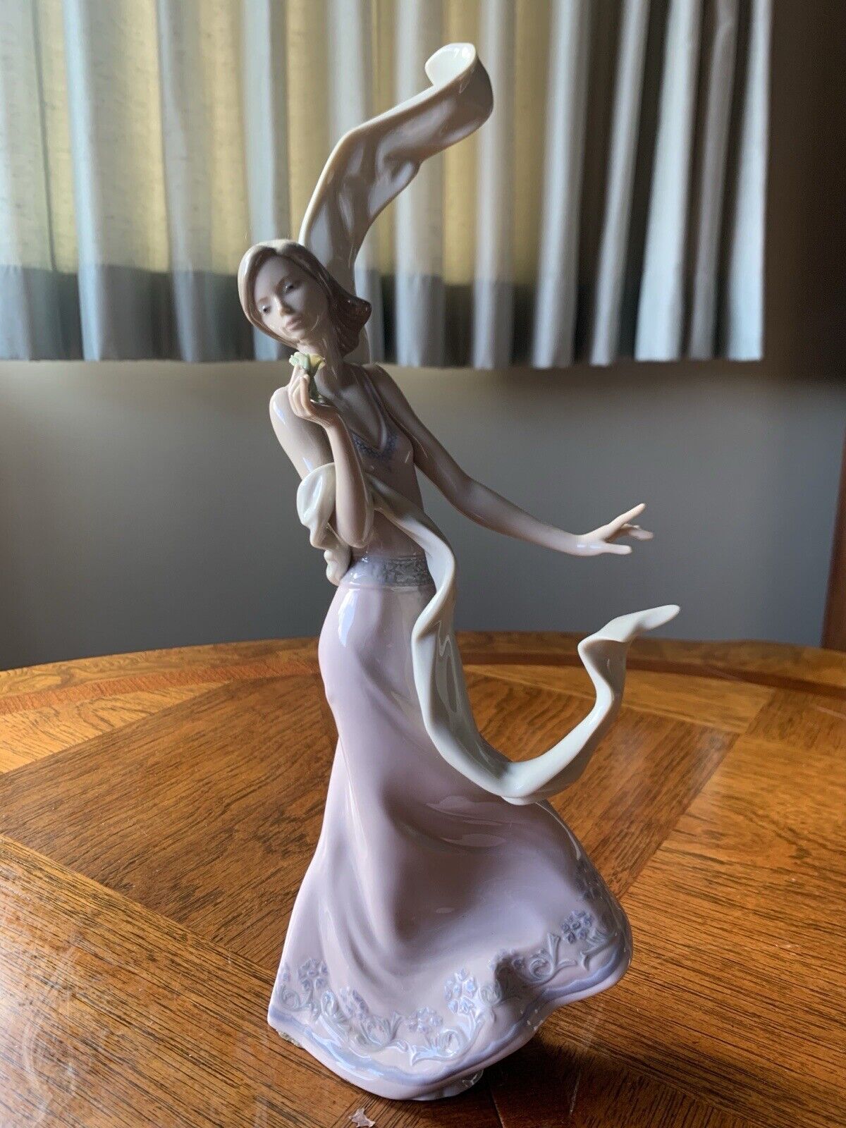 Elegant Lladró 6251 Porcelain Figurine Wind Of Peace. Looks Like Wind Blowing￼￼