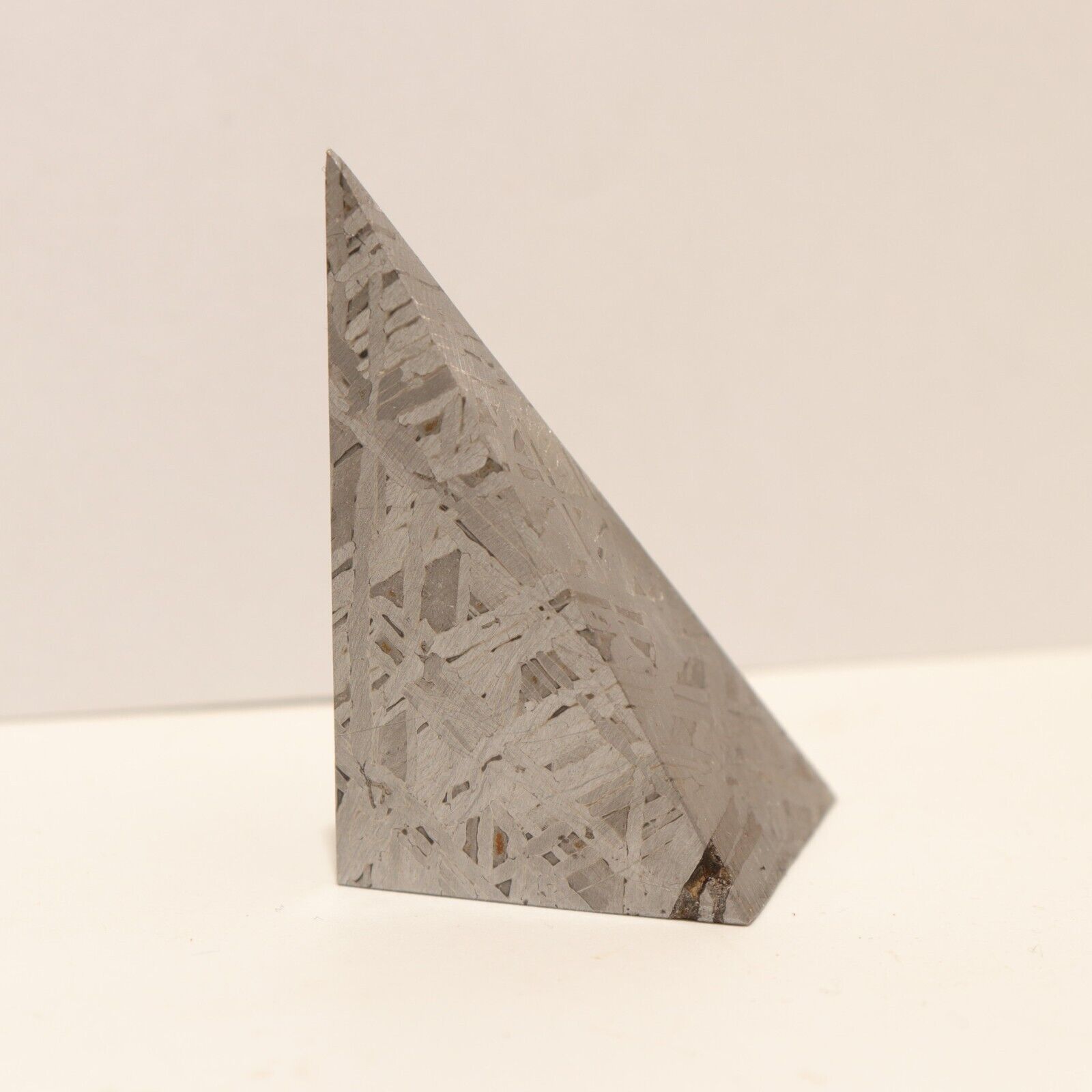 85g  Munionalusta meteorite pyramid  A217