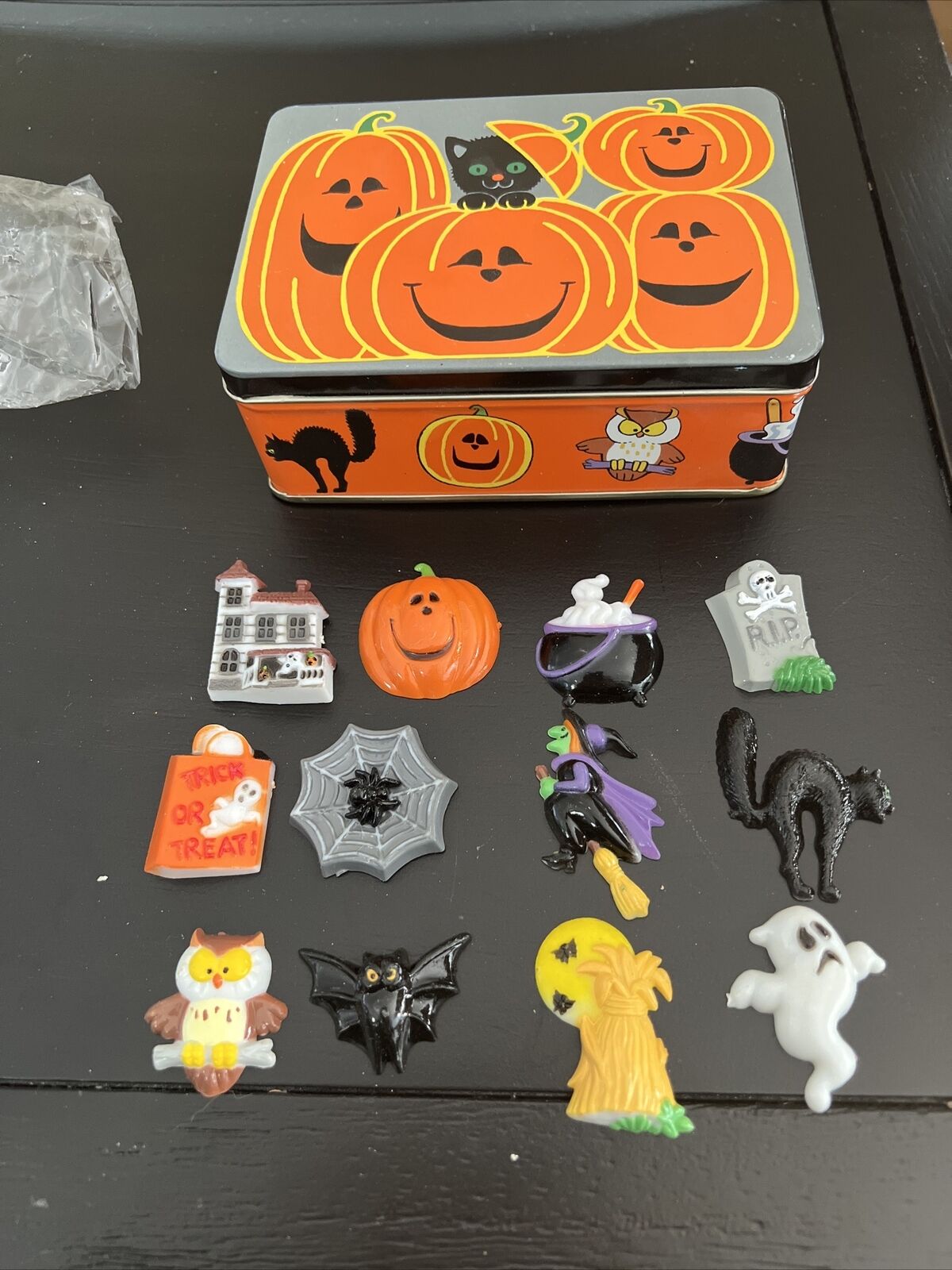 Jsny Holiday 12 Piece Halloween Tin With Halloween Magnets Vintage 1980s NOS