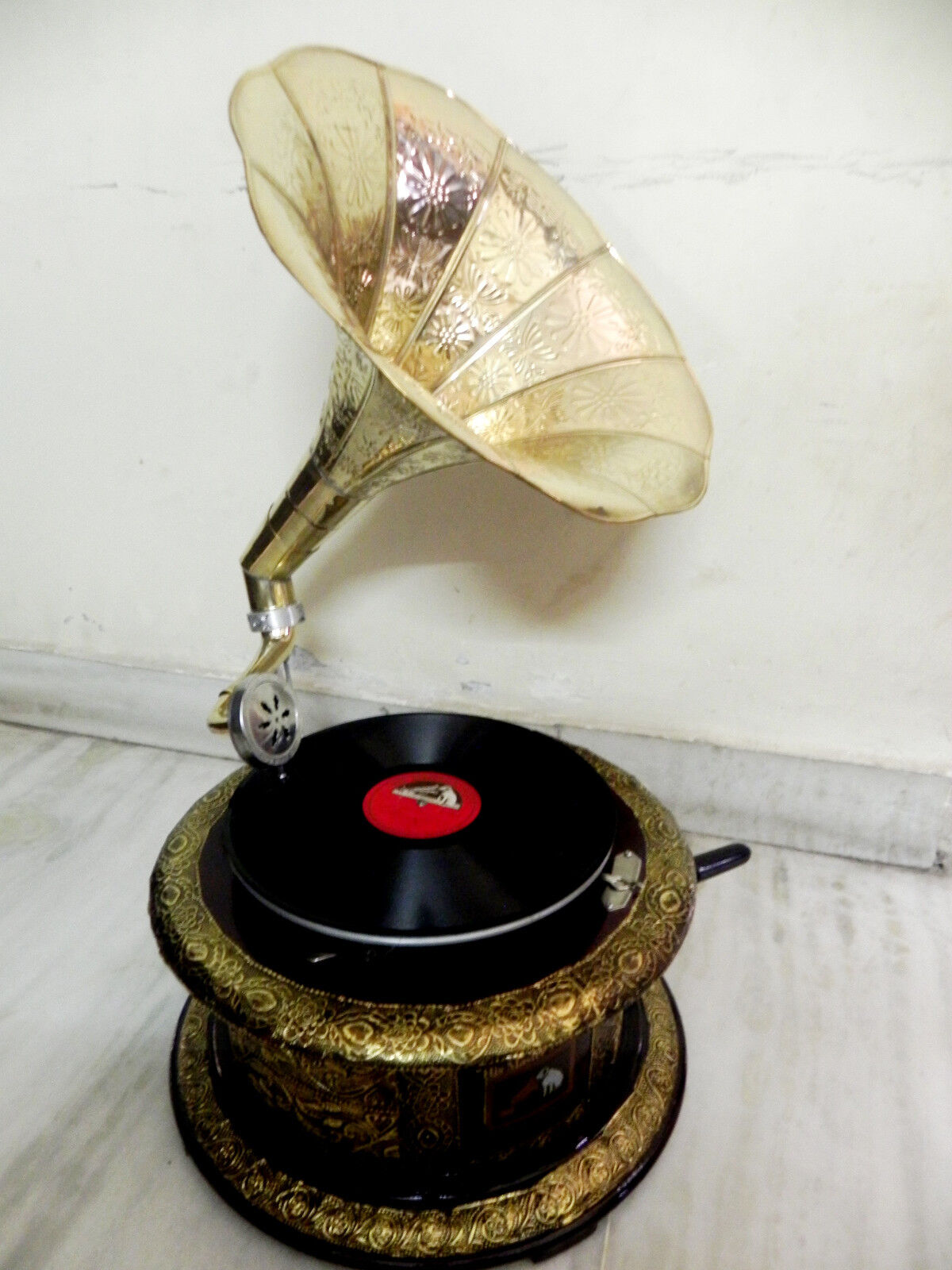 ANTIQUE ROUND GRAMOPHONE PHONOGRAPH CRAFTED MACHINE WITH BRASS CRAFTED HORN