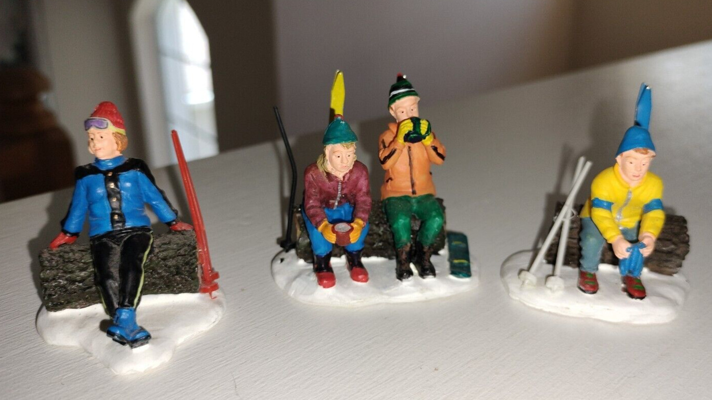 Lemax Christmas Village 3 Figurines Skiers