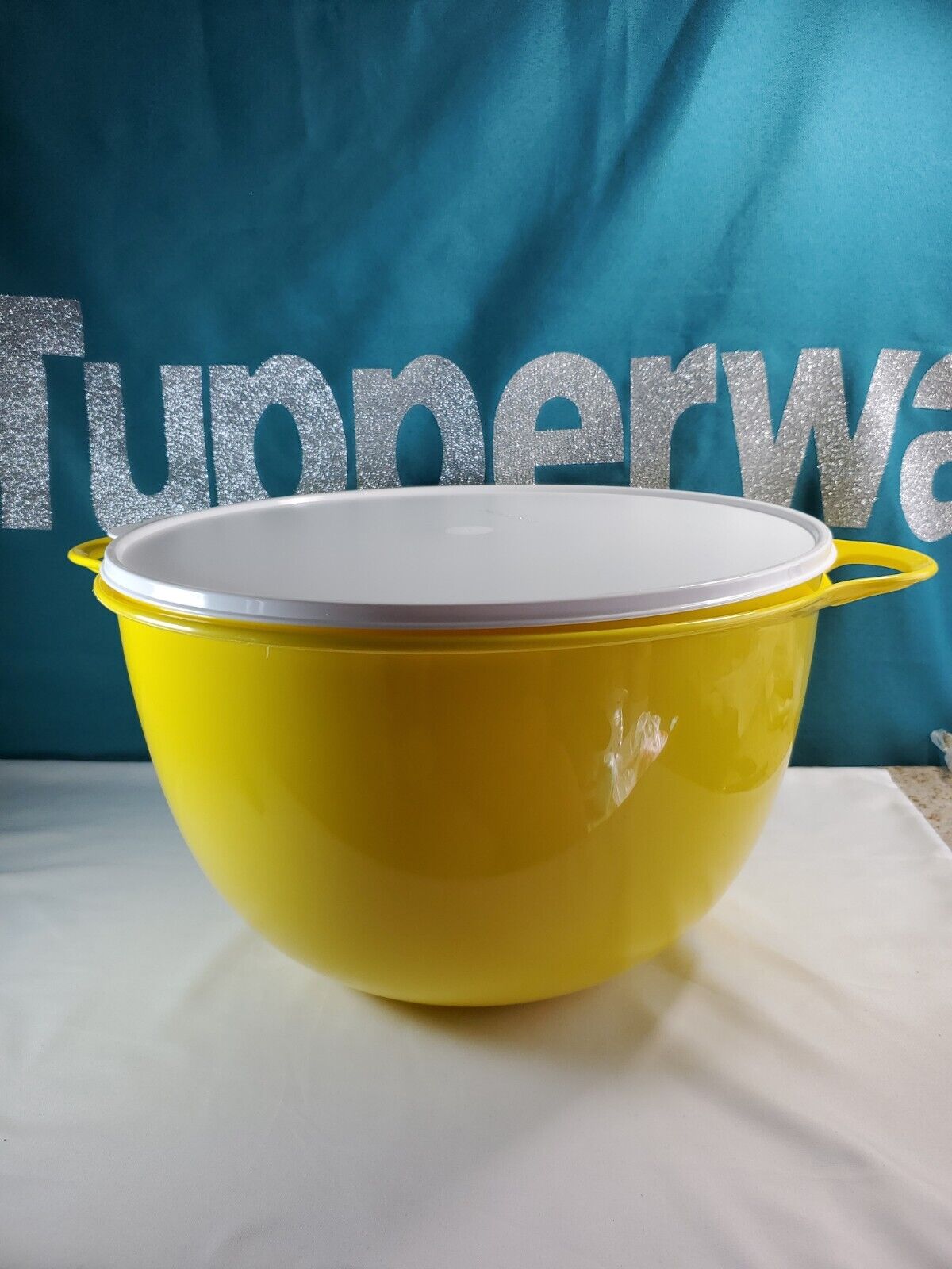 New Tupperware Thatsa Bowl Jumbo 59 Cup Mega Yellow With White Seal New 