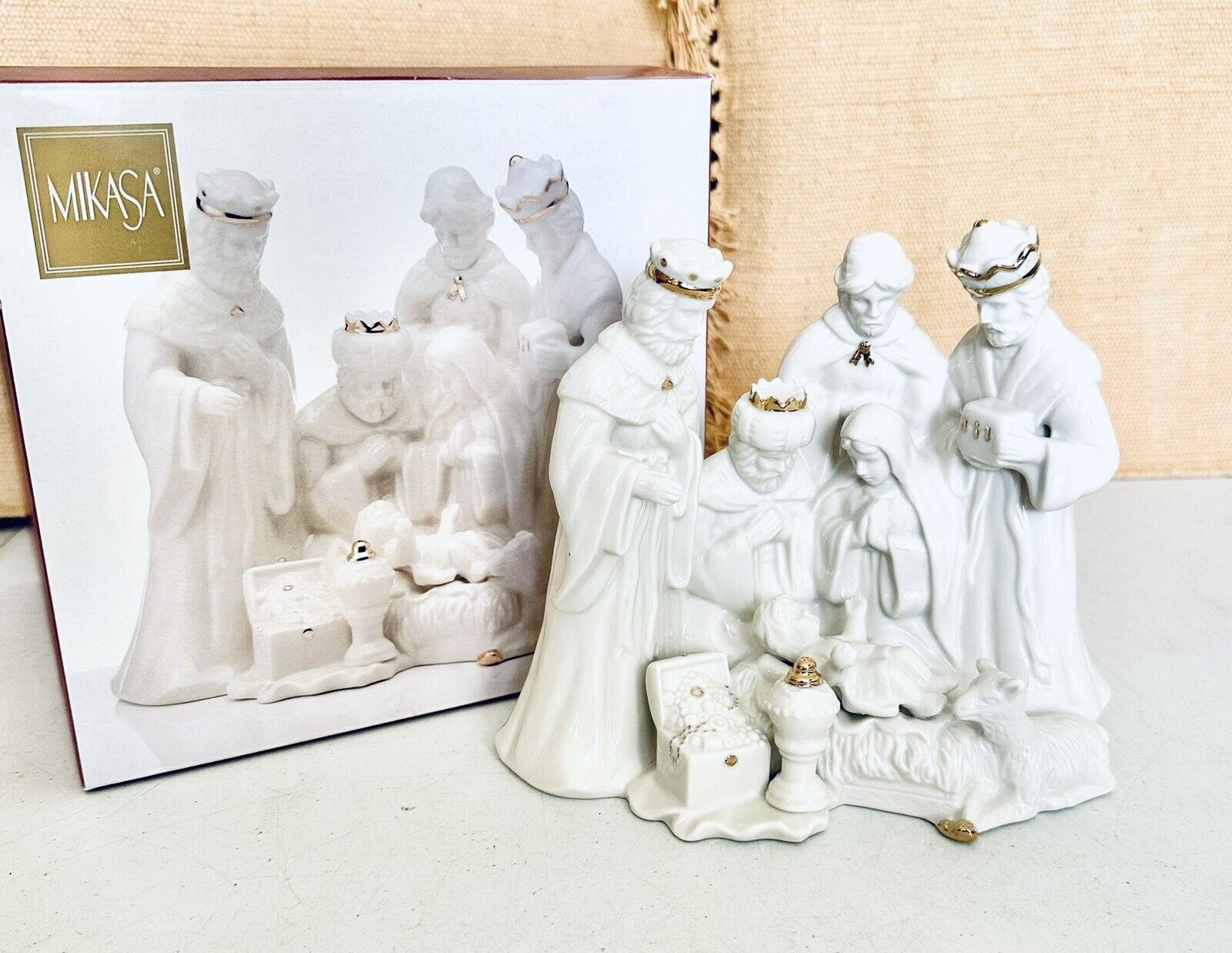 MIKASA Fine Porcelain / Gold Gilded Details Nativity Figurine (FK020) 6.5”x8”