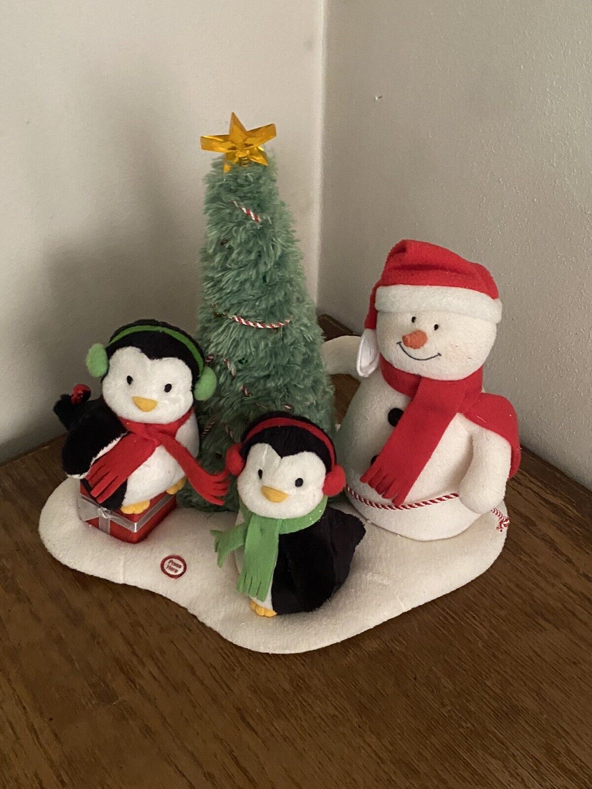 2006 Hallmark Animated Singing Snowman Penguin Rockin' Around the Christmas Tree