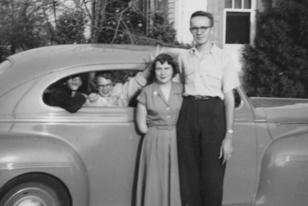 5J Photograph Cute Couple Young Man Woman Missing Arm Amputee Cool Old Car 1940s