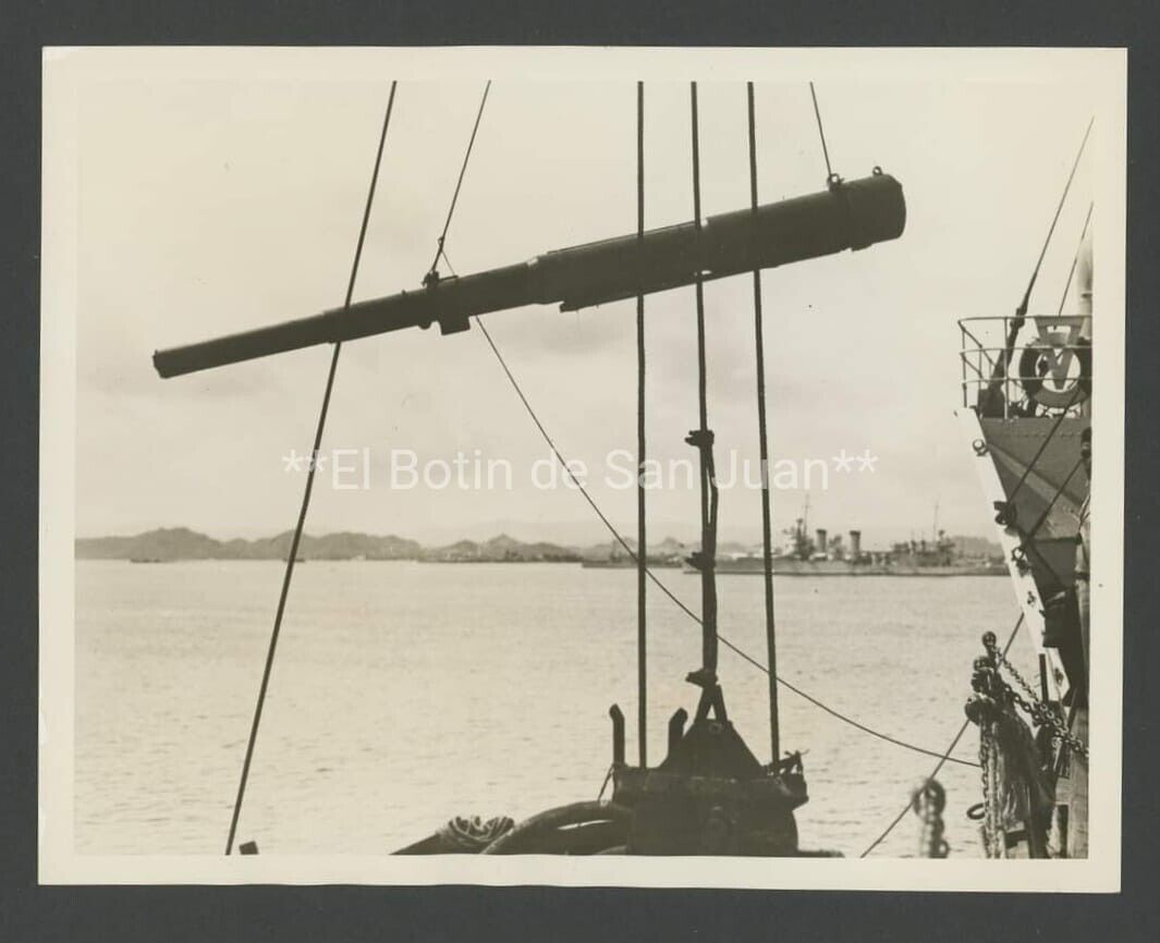 VTG PRESS PHOTO / 155 MM GUN UNLOAED FROM AN ARMY SHIP AT  PUERTO RICO 1939