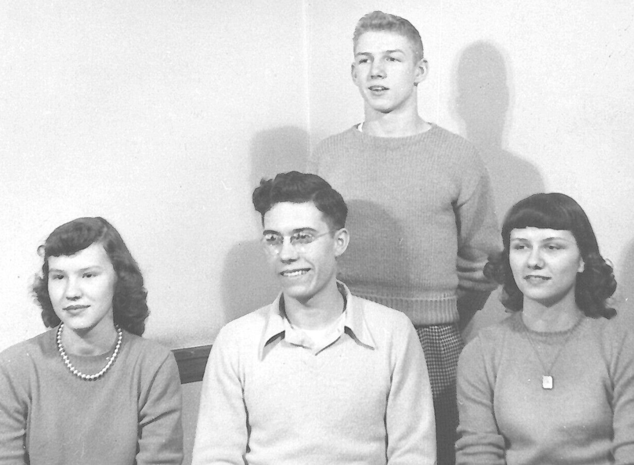6A Photograph Group Photo Portrait Young Men Women  1940's