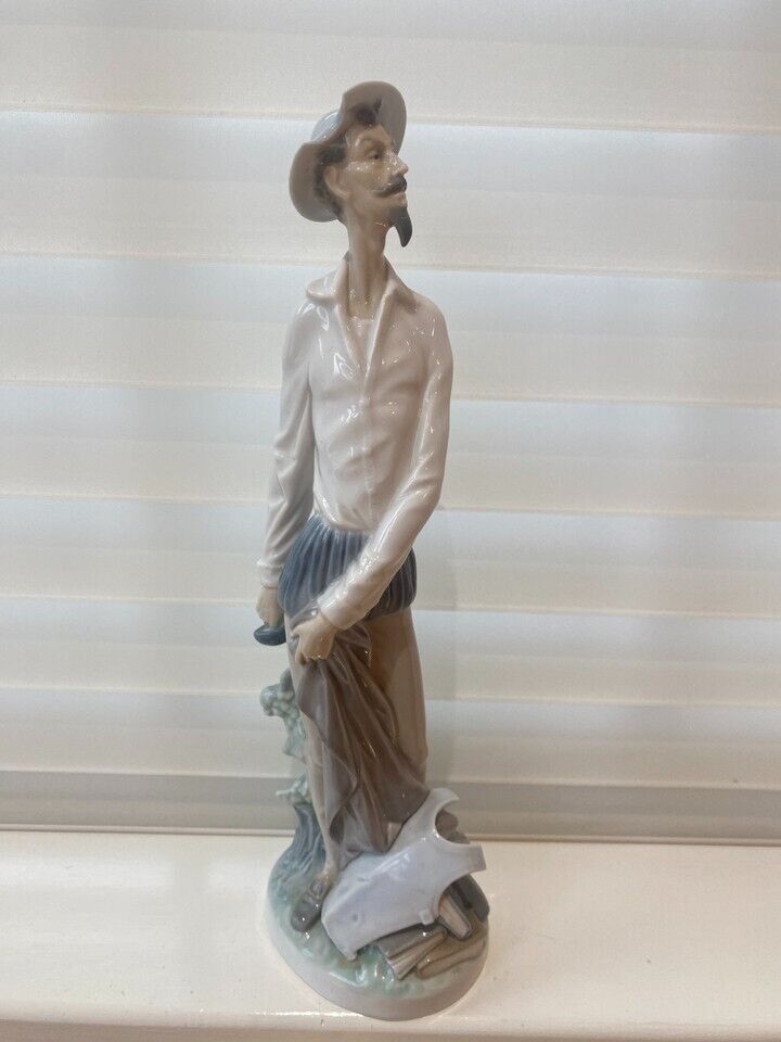 Lladro 4854 Don Quixote Standing 11.75” Literary Glazed Porcelain Figurine Spain