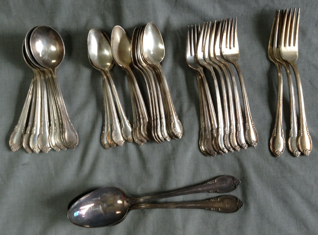 Vintage Silverware 1947 Rogers Bros IS Remembrance - Lot Of 36 Spoons Forks