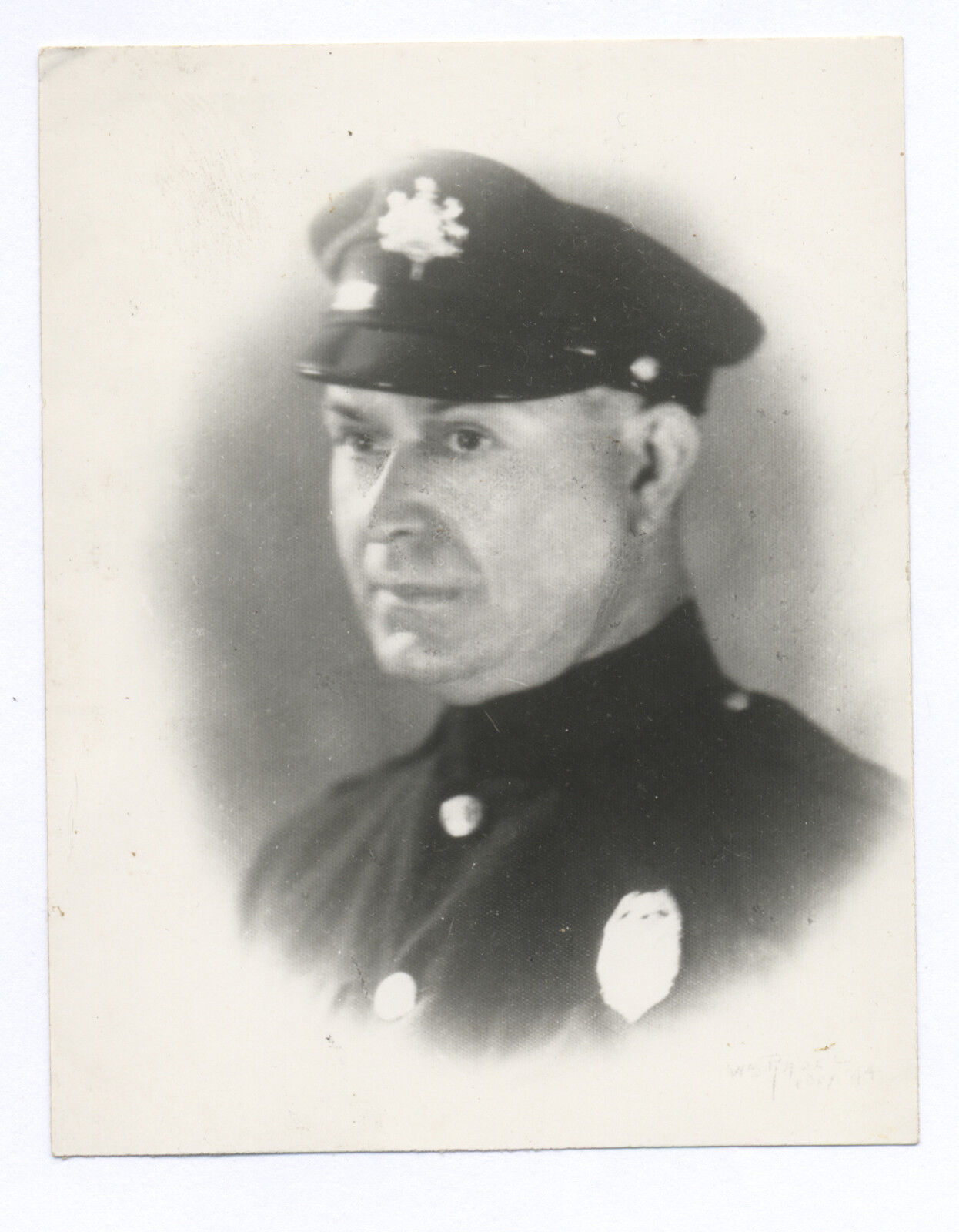 1940's-1950's VIGNETTED CLOSEUP BUST OF POLICEMAN SNAPSHOT #A