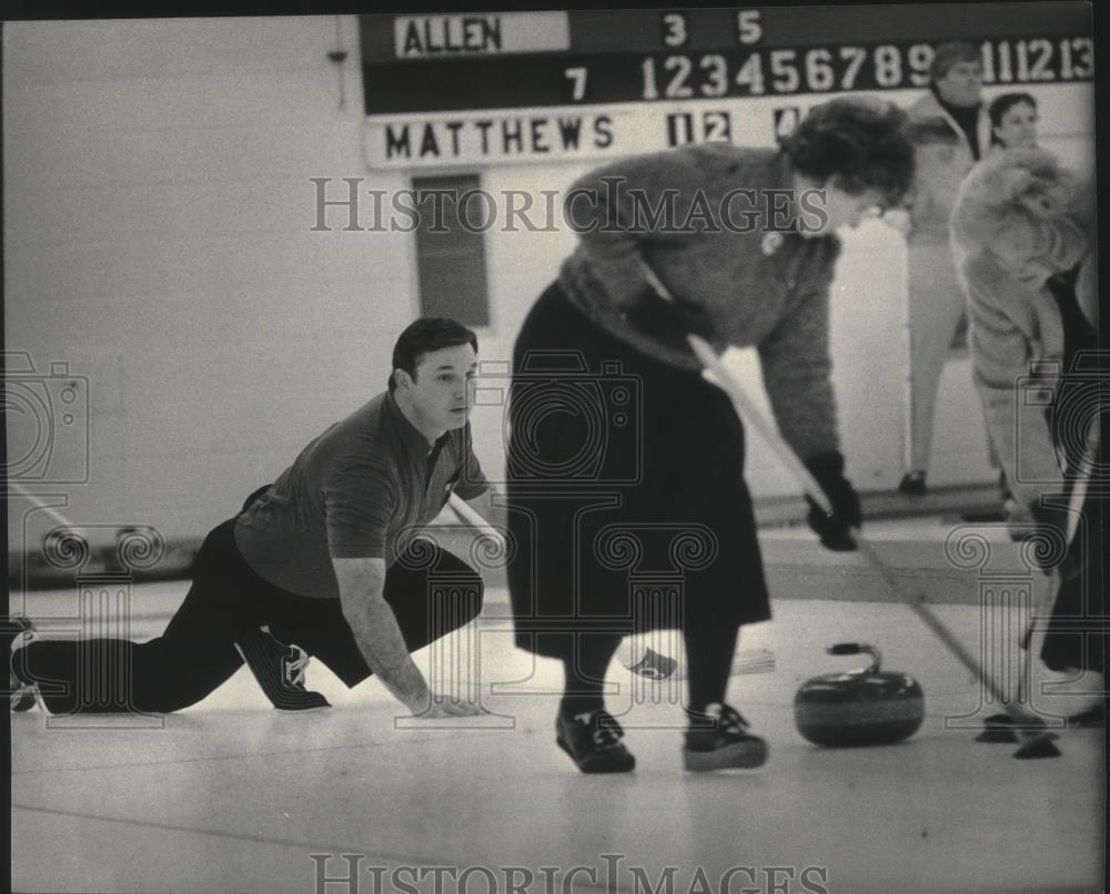 1984 Press Photo Milwaukee Curling Club members at Mixed Bonspiel in Mequon