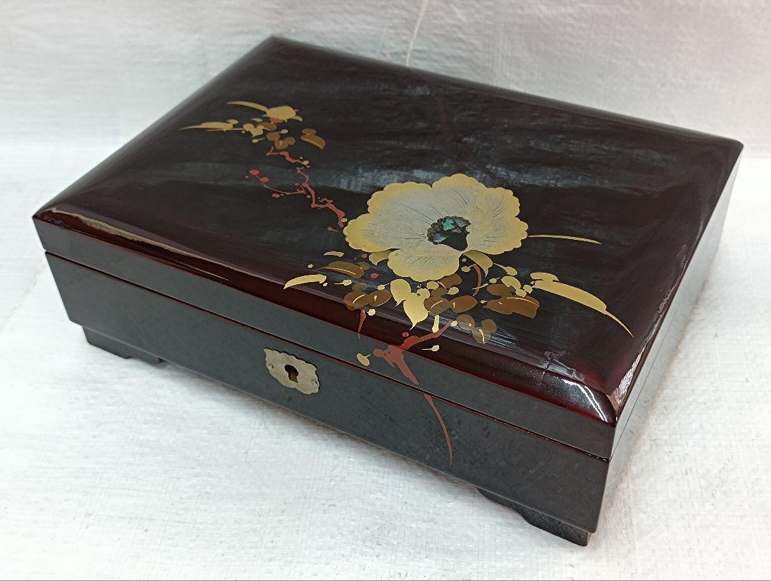 Japanese Wajima lacquerware.pearl, gold lacquer, music box included, jewelry box
