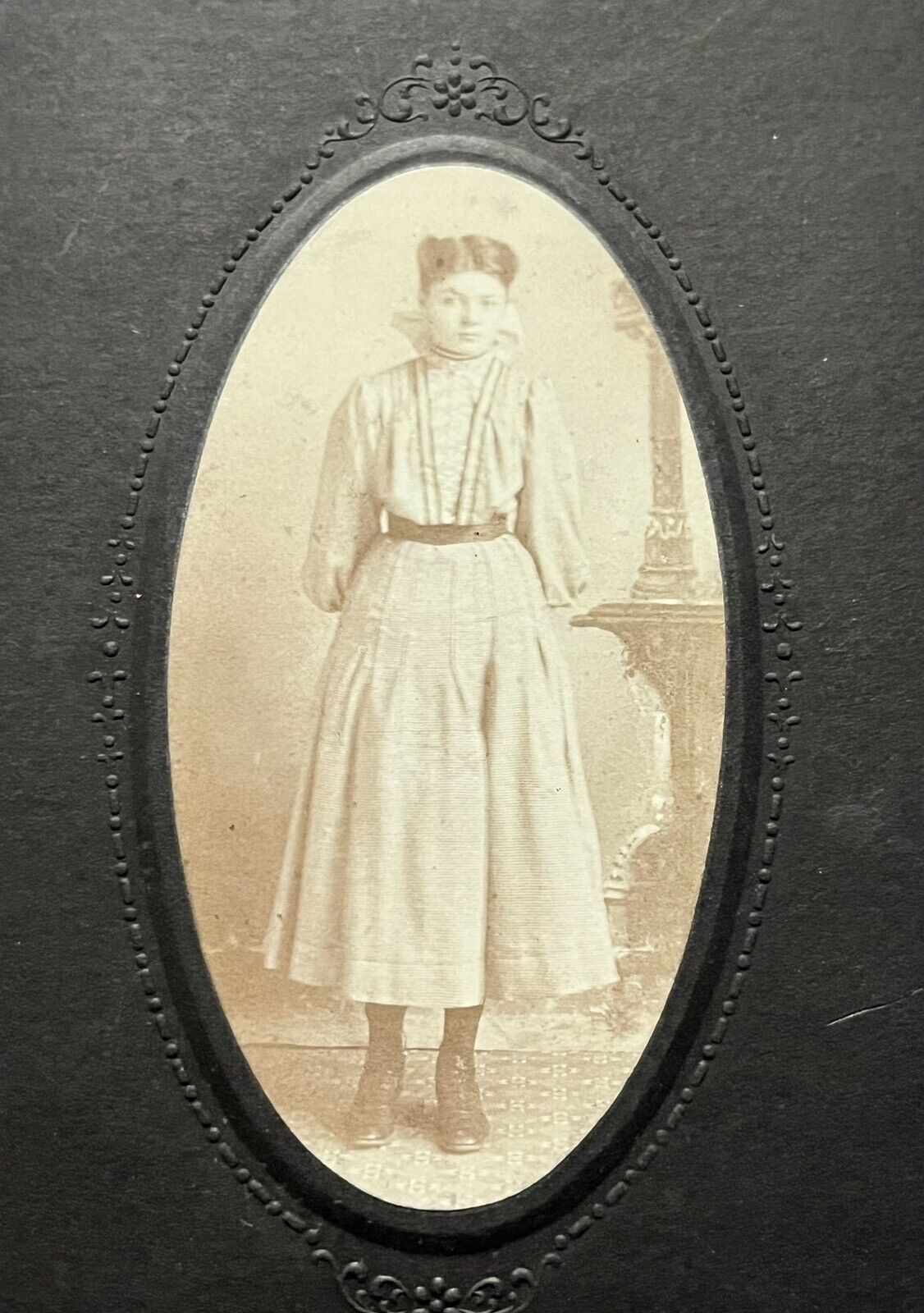 Antique Photo. Young Girl In Pioneer Dress. Estimated Age 1890s. Size 3.5 X 6.5