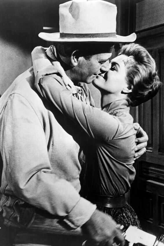 John Wayne and Angie Dickinson in Rio Bravo kissing 24x36 Poster
