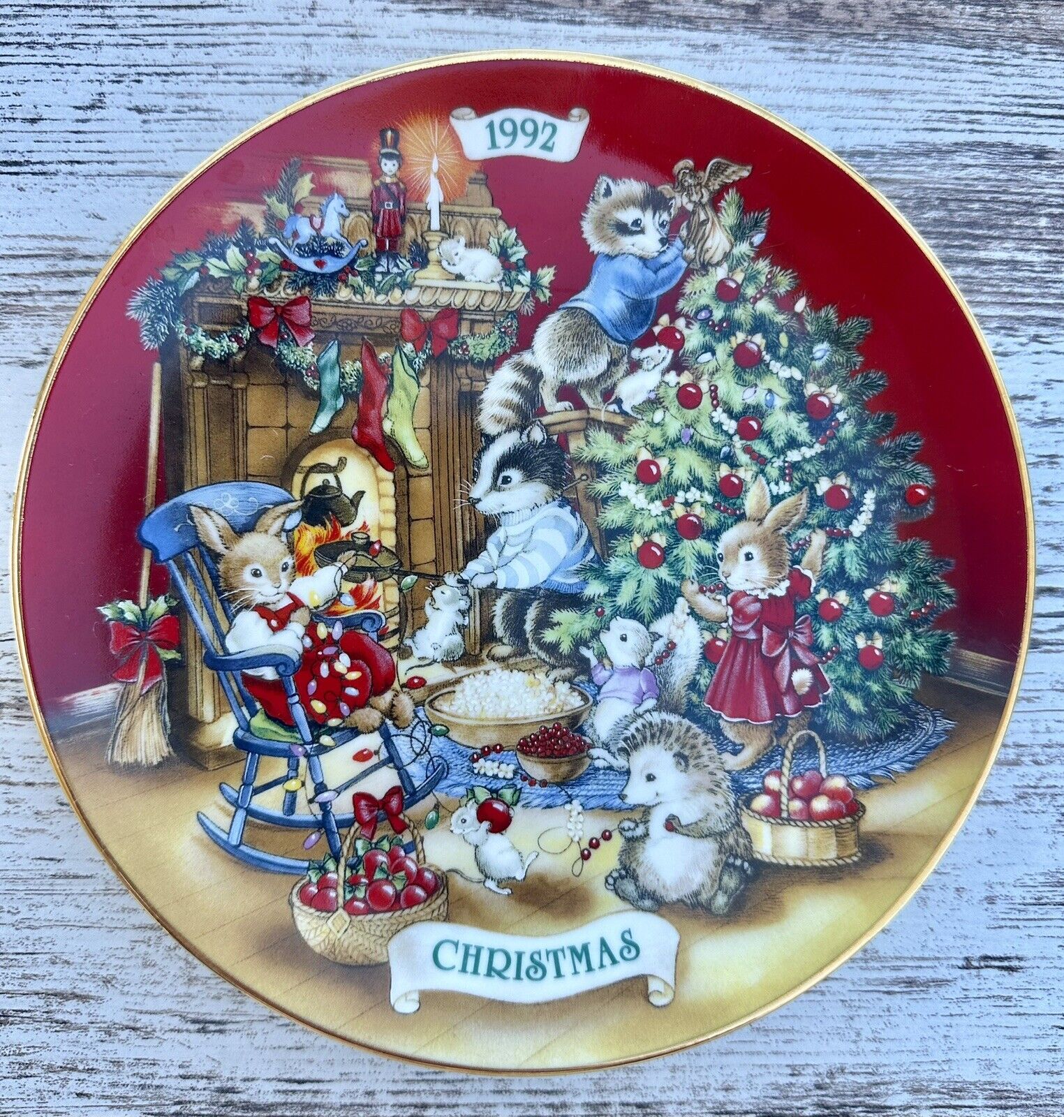 Vintage 1992 Avon Sharing Christmas With Friends Collectors Plate, 22 Karat Gold