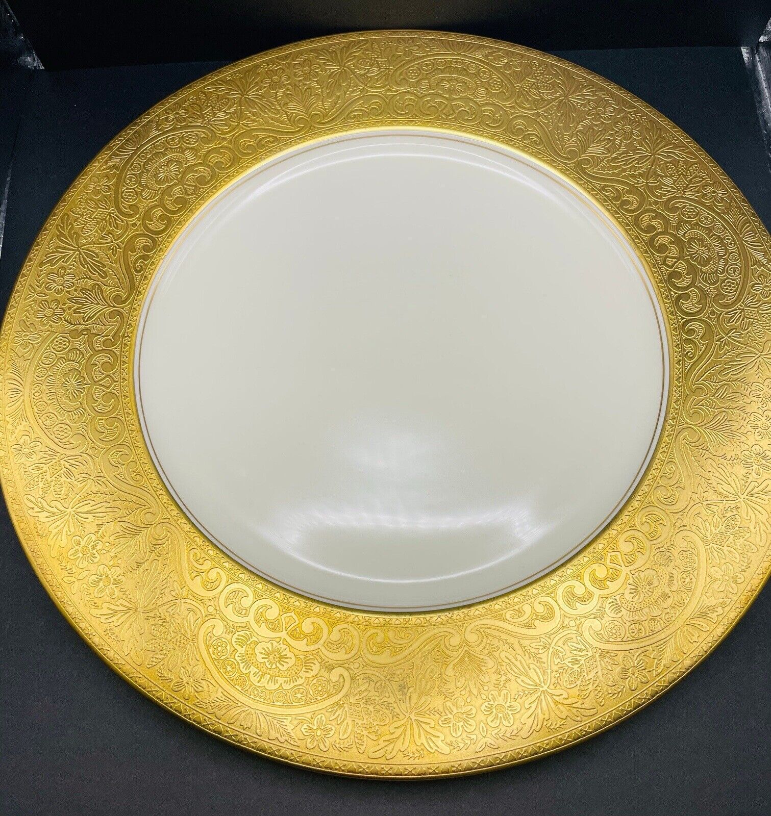 Theodore Haviland Limoges Concorde Fine China Plate With Gold Encrusted Rim.