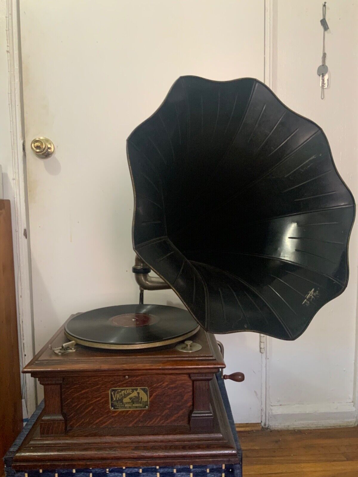 Antique VICTOR V Phonograph with Original  Horn