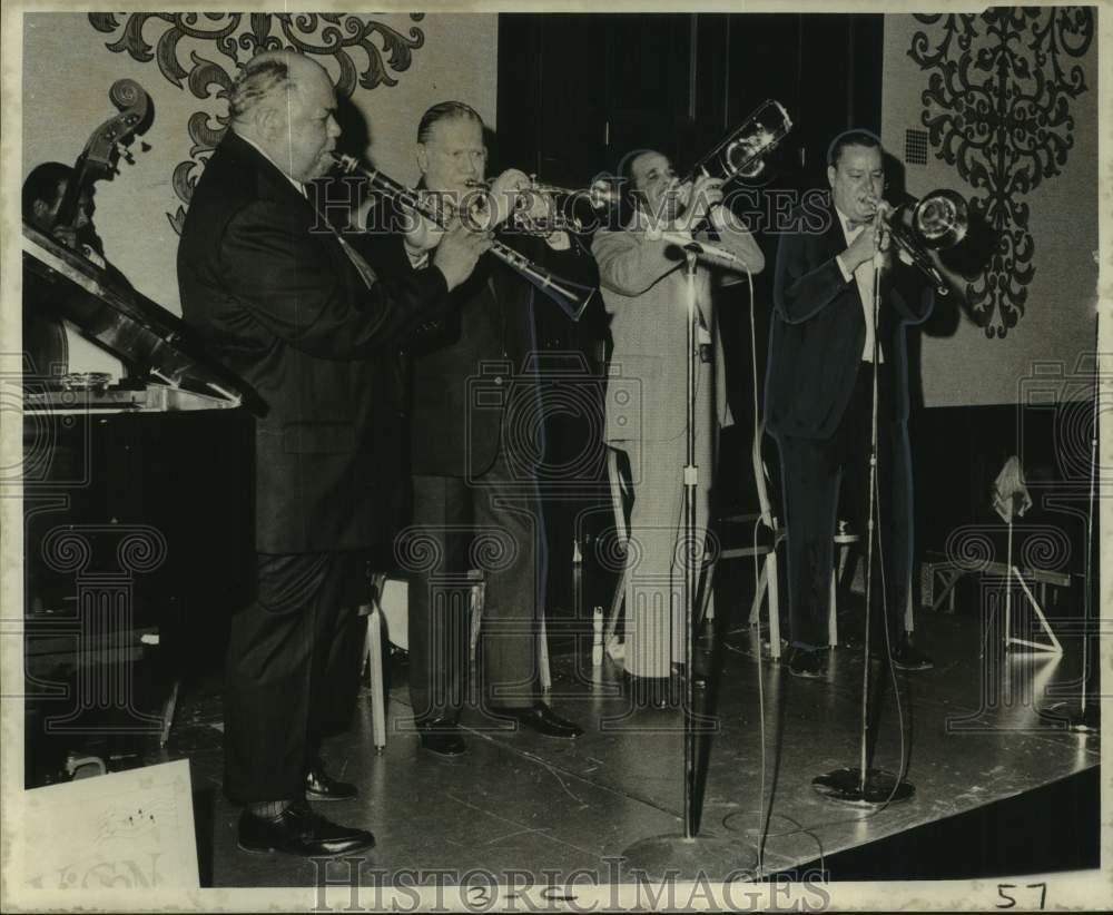 1973 Press Photo New Orleans Jazz Club celebrations with Wild Bill's Jazz Band
