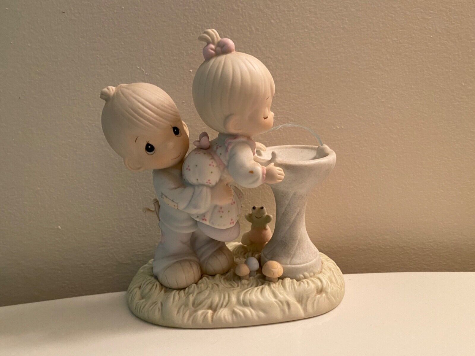 Enesco Precious Moments ‘ Your Love Is So Uplifting ‘ 1988 Figurine 520675