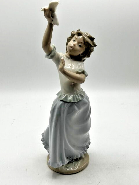 Charming Vintage 1981 NAO LLADRO Girl Releasing Dove Figurine Retired RARE