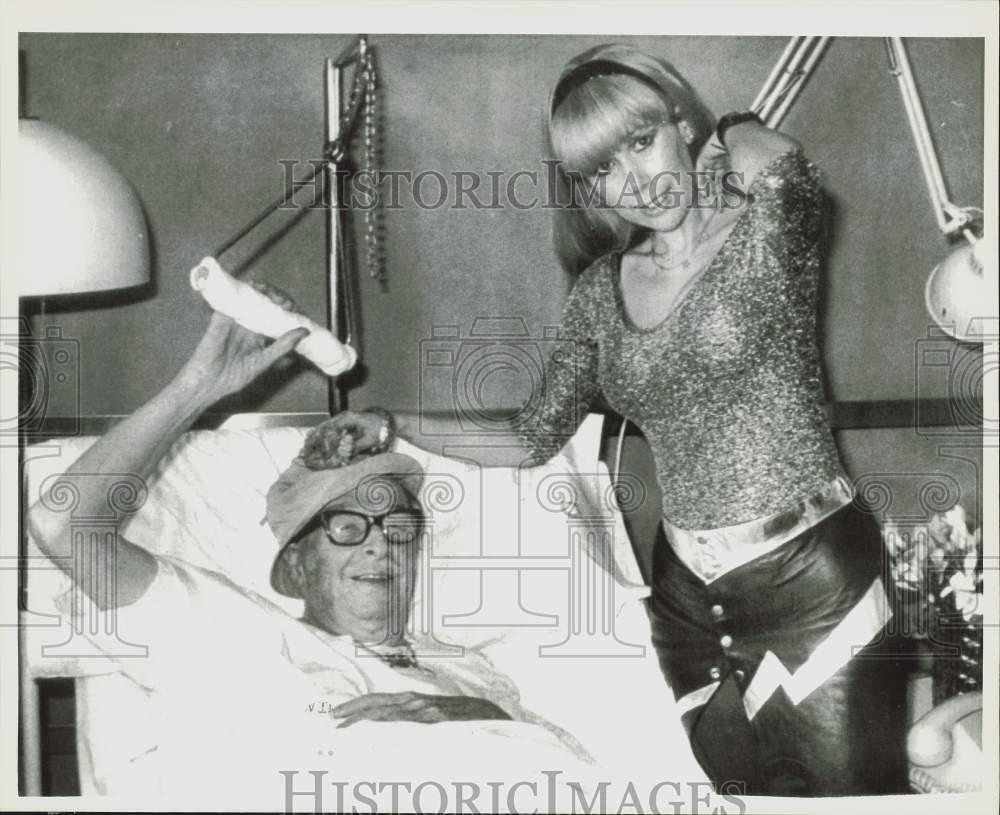 1982 Press Photo Friend Visits Xavier Cugat during Recovery from Surgery, Spain