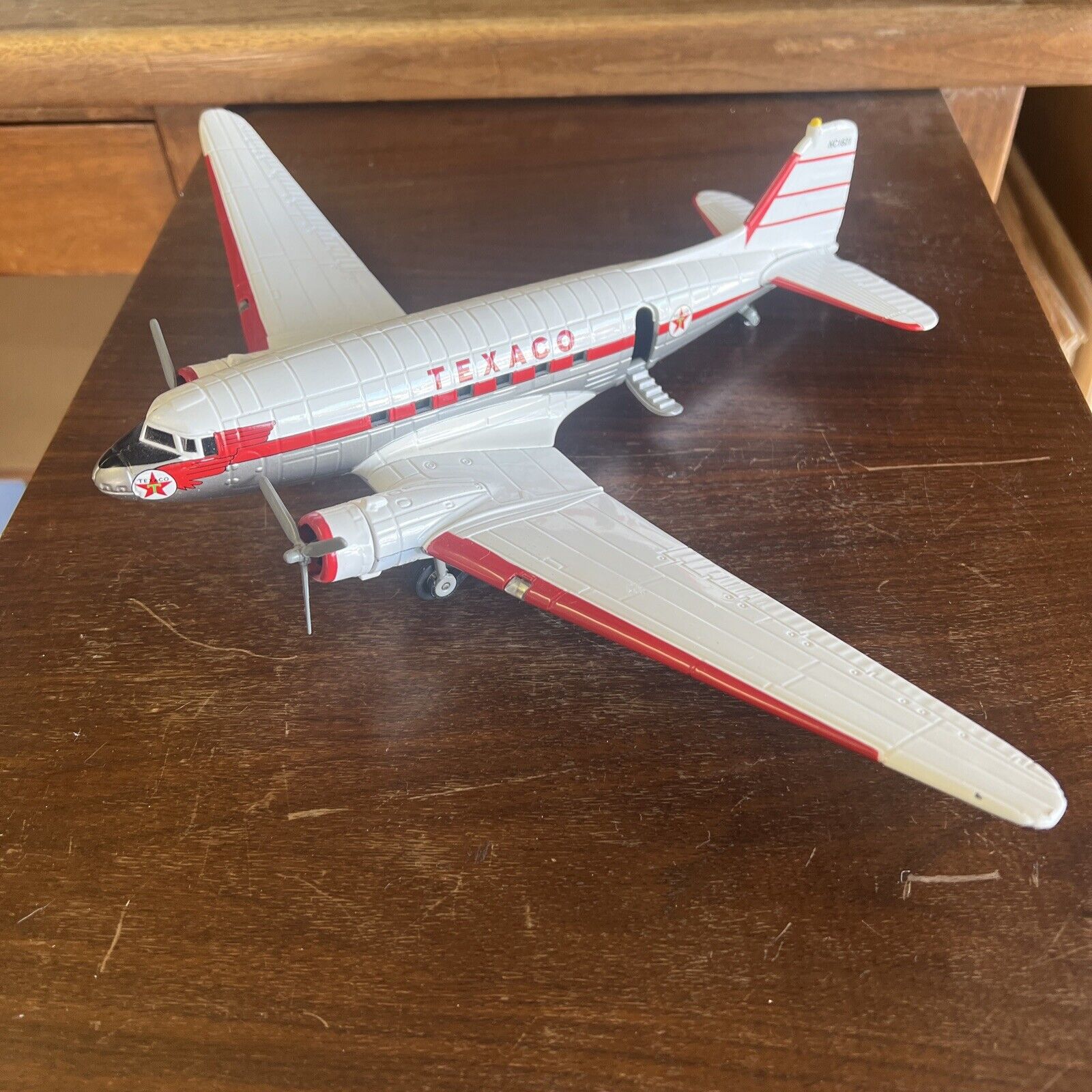 ERTL Big Texaco DC-3 MODEL  Diecast Airplane