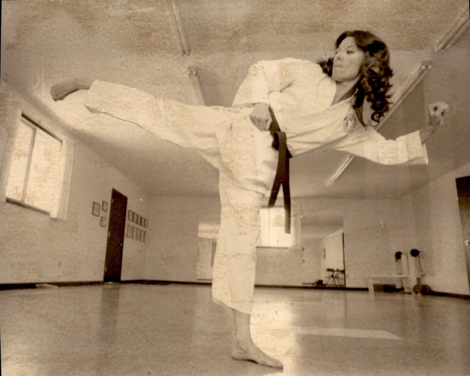 LD292 1974 Wire Photo HOUSEWIFE THROWING KARATE KICK BEFORE CLASS TAE KWON DO