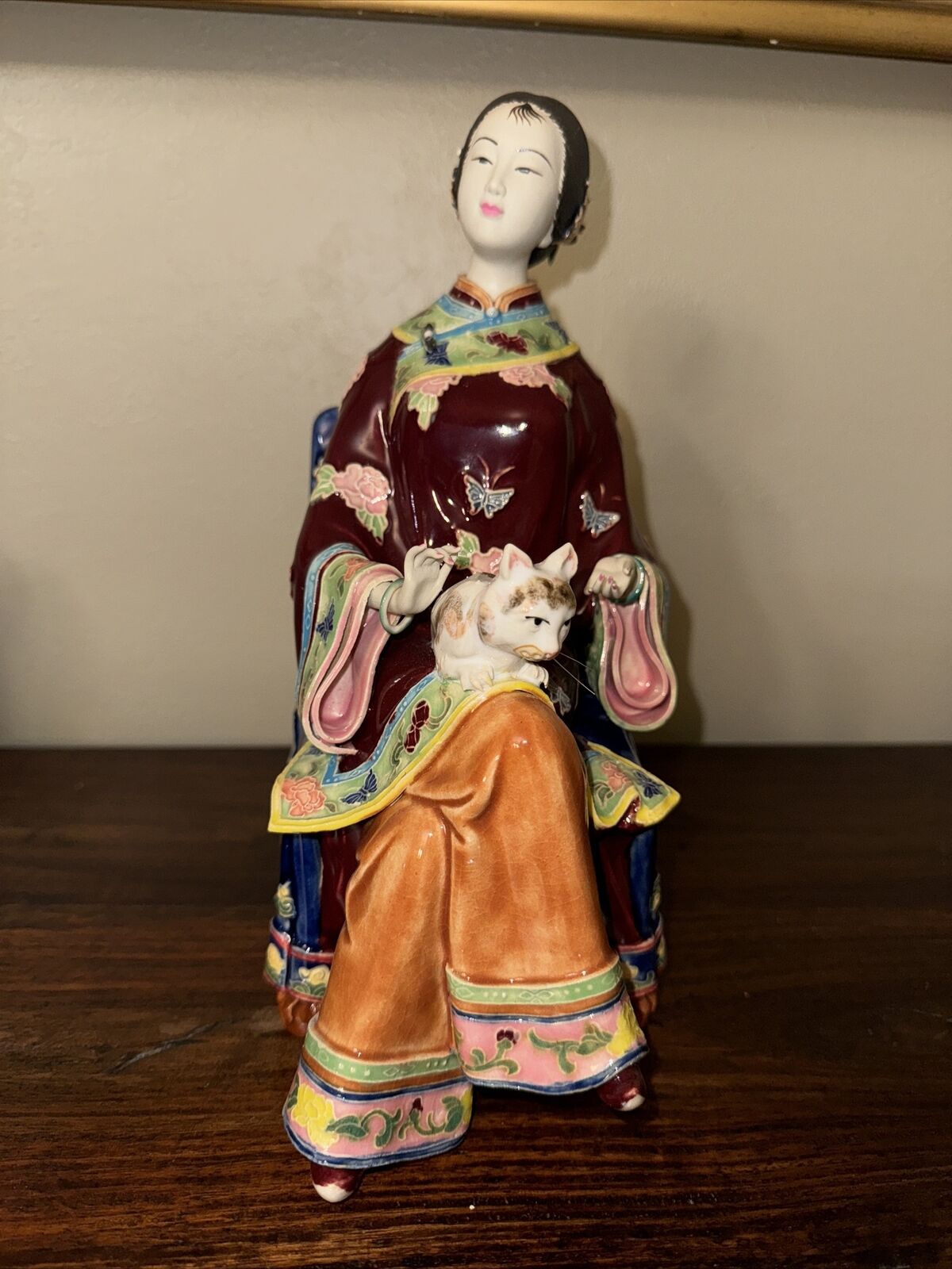 Chinese Wucai Porcelain Figure Quig Dynasty Woman With Cat