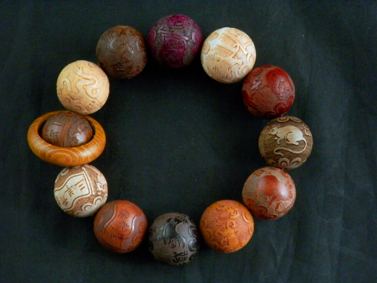 2 Pcs Chinese Boxwood Hand Carved *12Animals* 20mm Round Beads Prayer Bracelets