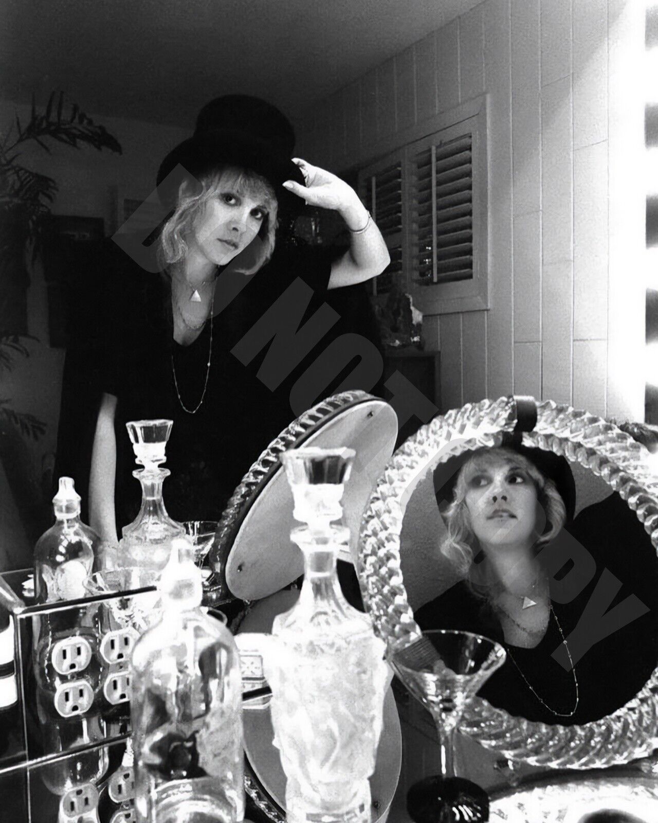 1970s Stevie Nicks Fleetwood Mac In Dressing Room In Mirror 8x10 Photo