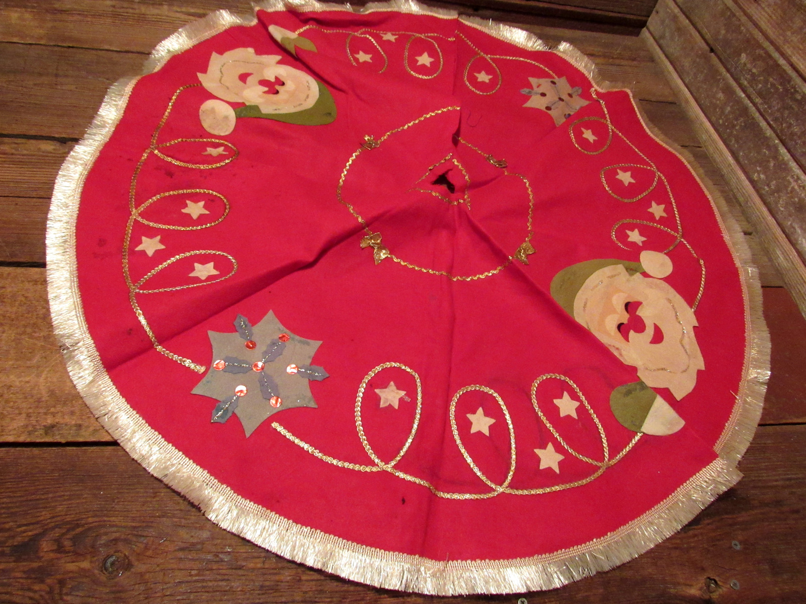 Vintage 1950\'s Felt Christmas SANTA CLAUS Tree Skirt Red - BEAUTIFUL Skirt