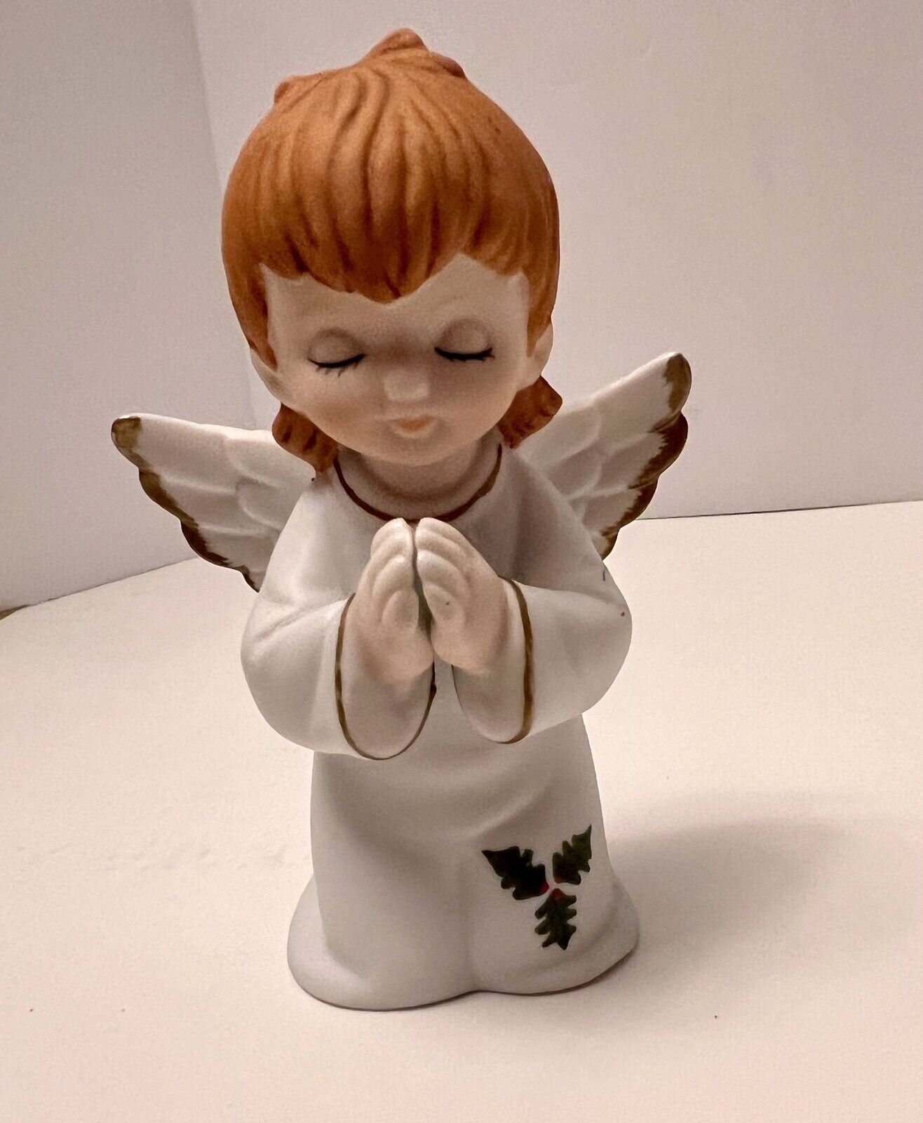 Vintage LEFTON Praying Angel 04592 Figurine Christmas Holly 1984 Taiwan Foil Stp