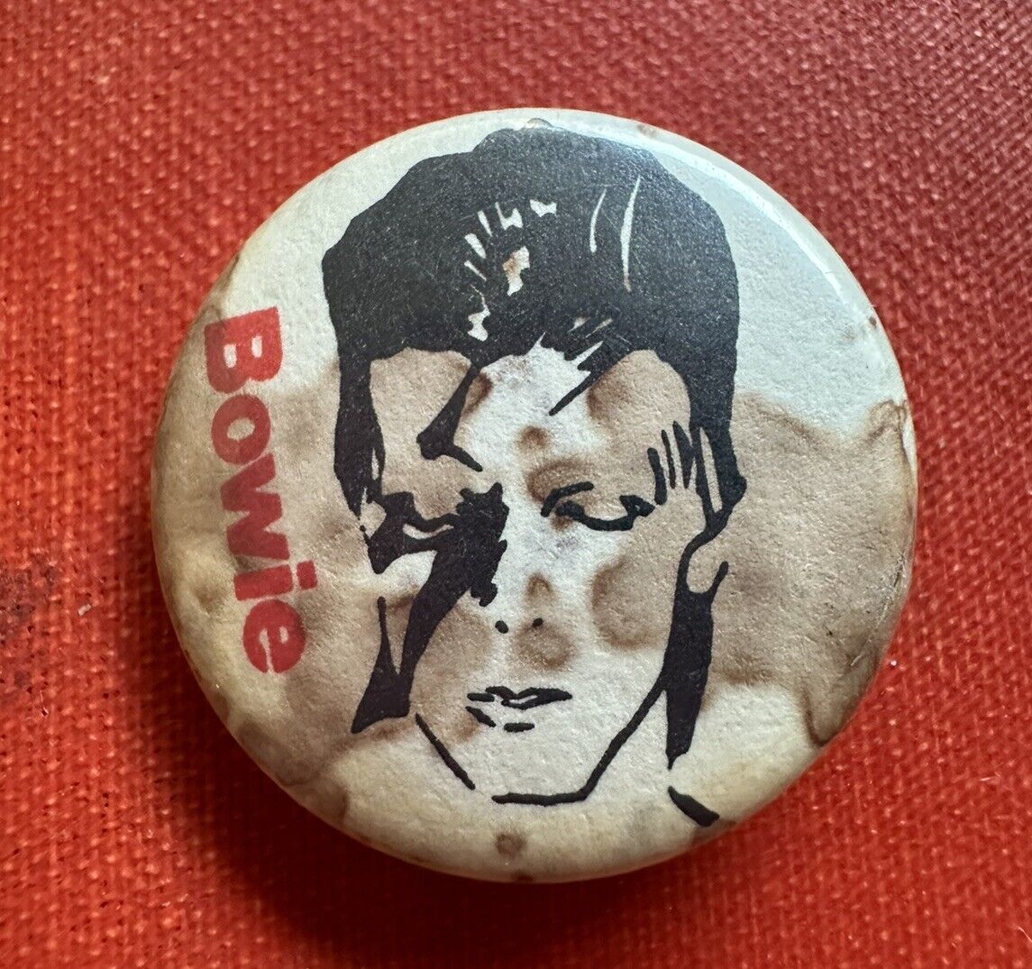 Vintage Aladdin Sane David Bowie pin button badge ( as is )