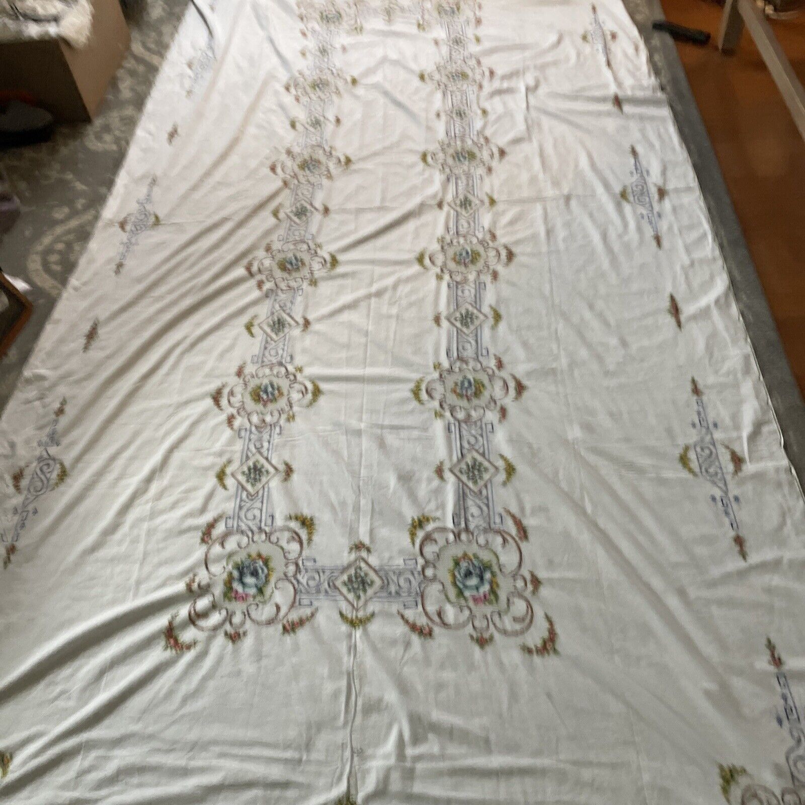 Vintage  Handmade  Tablecloth Cross Stitch  Roses Flowers 🌺 Net. 135x63