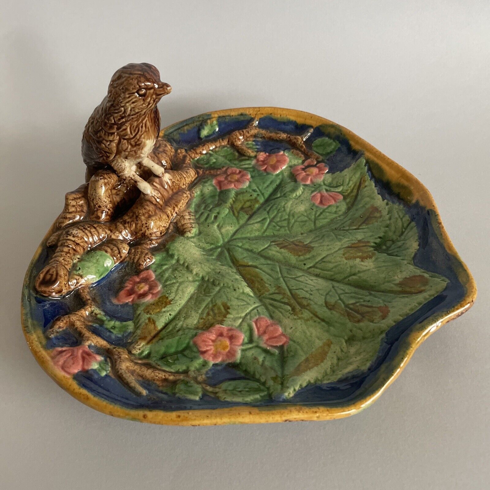 Vintage 10” Mottahedeh Ceramic Majolica Bird Figure Plate Leaves Flowers Branch