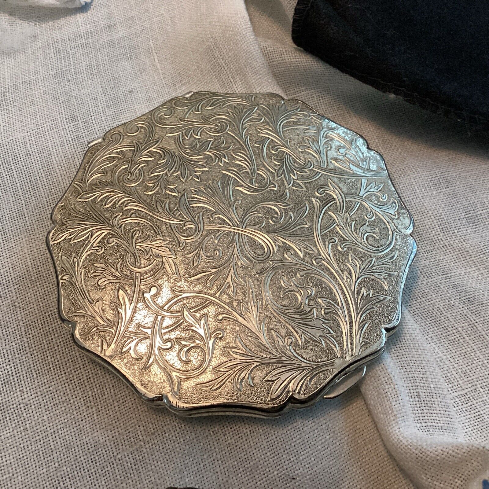 Vtg.Stratton England Pat.Silver Tone Metal Powder Mirror Compact Embossed Leaves