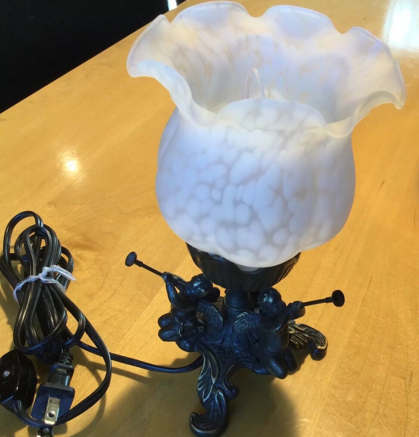 Andrea By Sadek Night Light Table Lamp Cast Iron Cherubs ~Trumpets w/Glass Shade