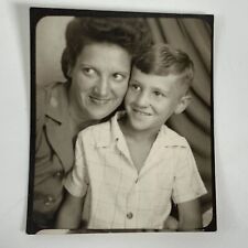 (AdB) FOUND PHOTO Photograph Snapshot Vintage Happy Mother Son Photo Booth picture