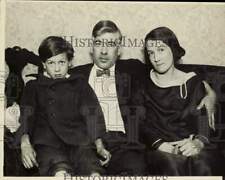 1928 Press Photo James Carroll Jr., James Carroll Sr. and Mrs. James Carroll picture