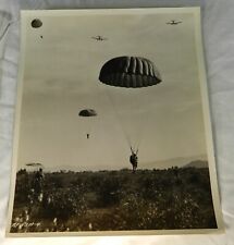 Vintage US Air Force Press photo - Paratroopers landing in field picture