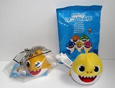 PINKFONG BABY SHARK BABY SHARK BATH SQUIRT TOY & YELLOW MINI PLUSH picture