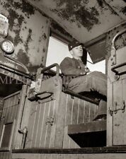 1943 ATCHISON TOPEKA & SANTA FE Rear Brakeman RAILROAD PHOTO (148-x) picture