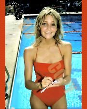 1984 Heather Locklear At Swimming Pool Signing An Autograph 8x10 Photo picture